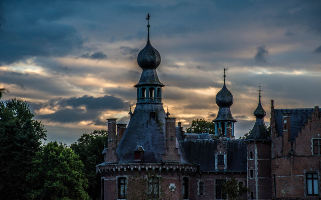 Gothic building clock tower cityscape free wallpaper for desktop - medium preview image