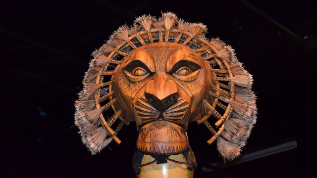Wooden lion head bronze sculpture free wallpaper for desktop - medium preview image