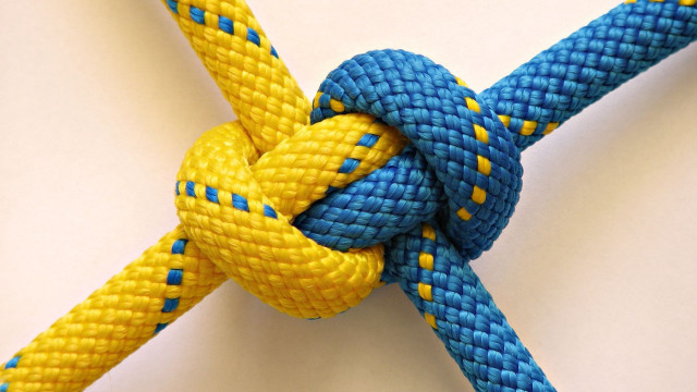 Blue yellow knot abstract sculpture free wallpaper for desktop - medium preview image