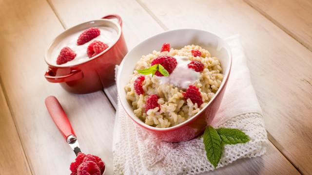 Oatmeal raspberries yogurt towel redpot free wallpaper for desktop - medium preview image