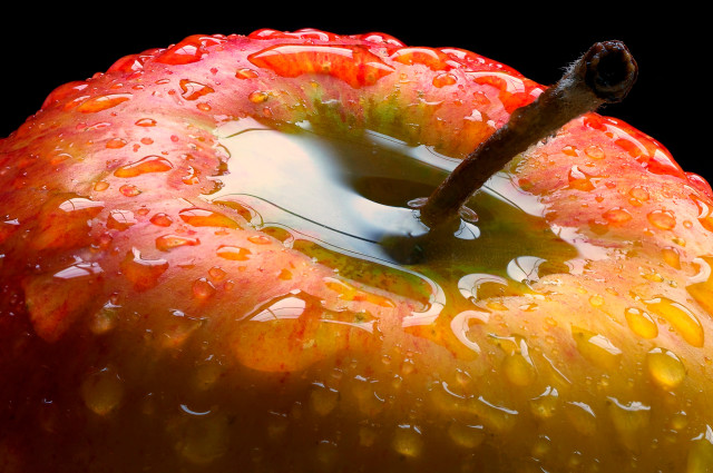 Red apple water drops photorealistic free wallpaper for desktop - medium preview image