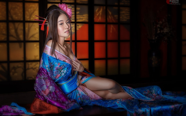 Woman kimono sitting flower japanese free wallpaper for desktop - medium preview image