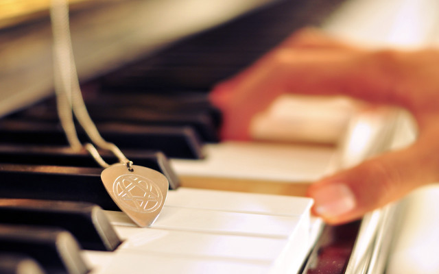 Piano player heart necklace bokeh free wallpaper for desktop - medium preview image