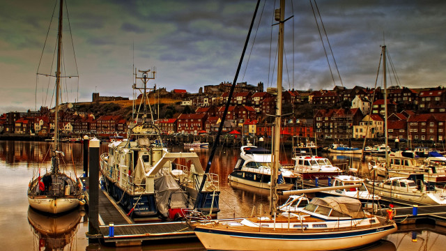 Harbor boats city red buildings free wallpaper for desktop - medium preview image