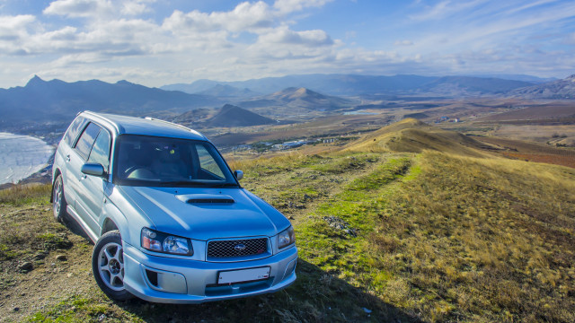 Blue suv hill overlooking water free wallpaper for desktop - medium preview image