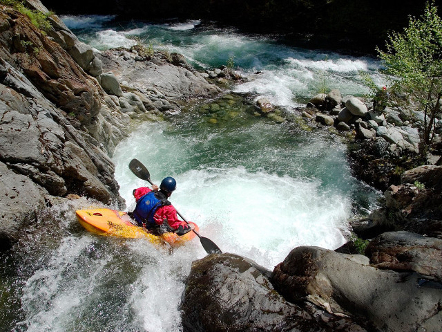 Man kayak river rapids rocks free wallpaper for desktop - medium preview image