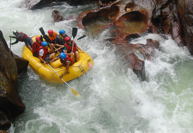 Raft people river rocks water free wallpaper for desktop - medium preview image