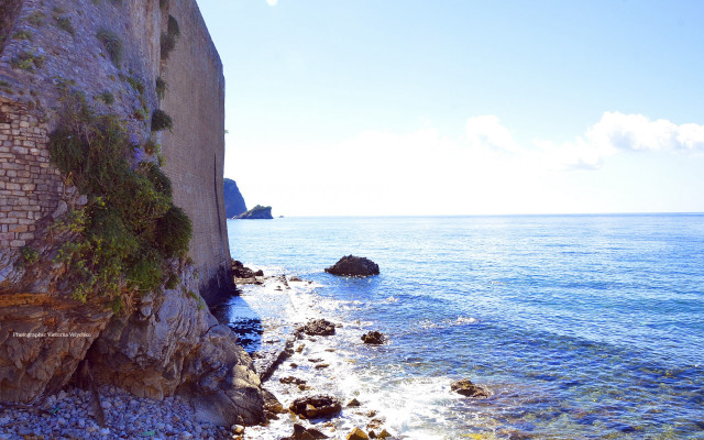 Rocky cliff water mountain sky #2 free wallpaper for desktop - medium preview image