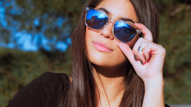 Woman sunglasses ring tree blue free wallpaper for desktop - medium preview image