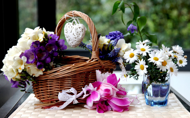 Basket flowers table glass vase free wallpaper for desktop - medium preview image