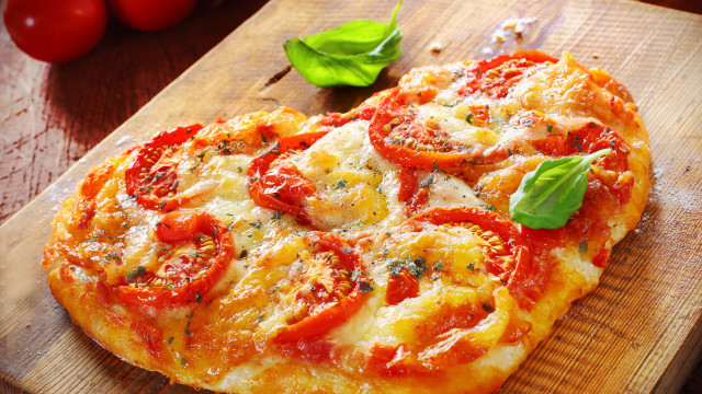 Pizza tomatoes basil cuttingboard autumn free wallpaper for desktop - medium preview image