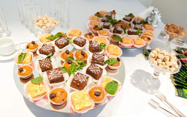 Cupcakes cookies desserts food photography free wallpaper for desktop - medium preview image