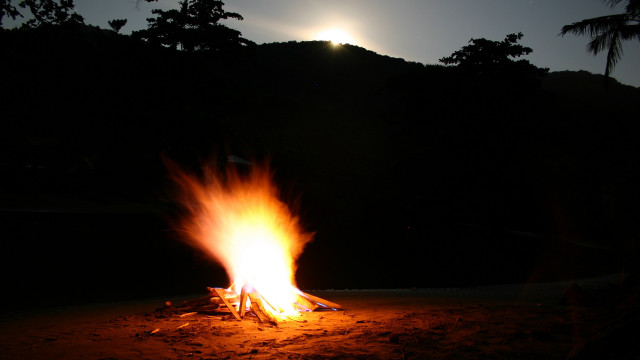 Campfire flames mountain night sunset free wallpaper for desktop - medium preview image