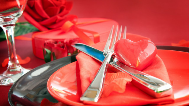 Red plate heart fork knife free wallpaper for desktop - medium preview image