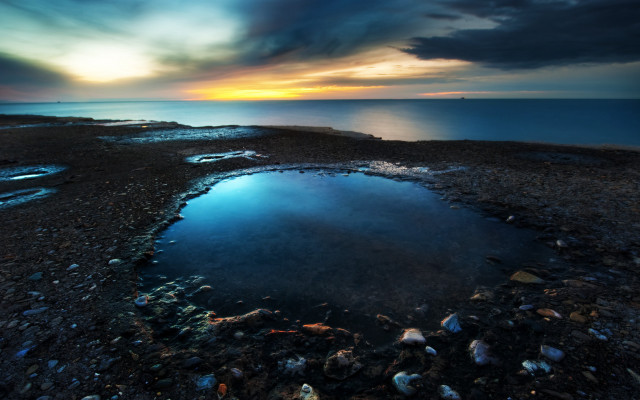 Large puddle rocky beach ocean free wallpaper for desktop - medium preview image
