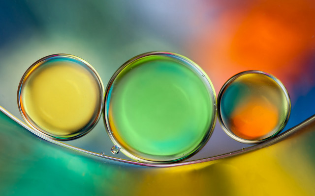 Three bubbles spoon multicolored background free wallpaper for desktop - medium preview image