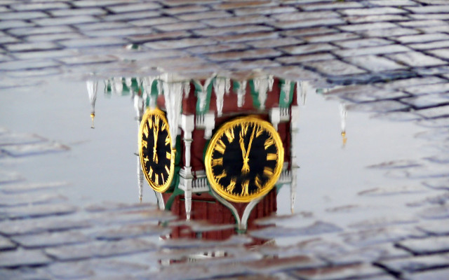 Clock reflection puddle city snow free wallpaper for desktop - medium preview image