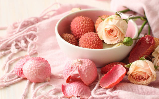 Bowl strawberries roses pink blanket free wallpaper for desktop - medium preview image