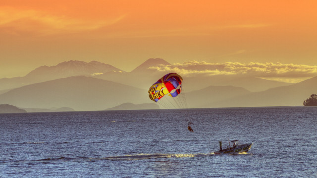 Paragliding ocean mountains sunset saturated free wallpaper for desktop - medium preview image