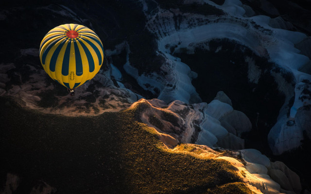 Hot air balloon mountain night free wallpaper for desktop - medium preview image