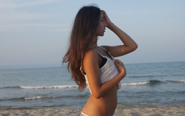 Woman bikini beach ocean horizon free wallpaper for desktop - medium preview image