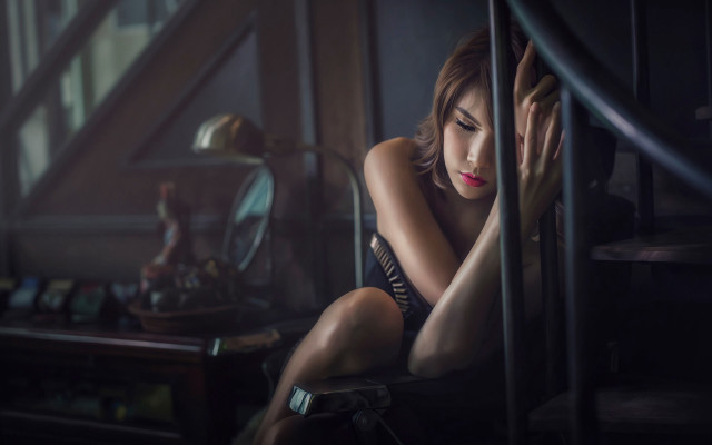 Woman sitting room mirror lamp free wallpaper for desktop - medium preview image