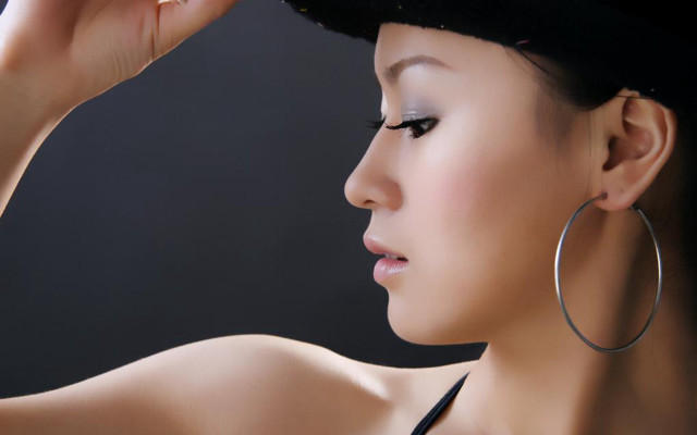 Woman hat hoop earrings black free wallpaper for desktop - medium preview image