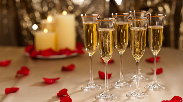 Champagne rose petals romantic bokeh free wallpaper for desktop - medium preview image