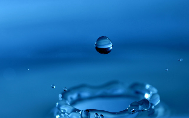 Blue water drop macro bubble free wallpaper for desktop - medium preview image