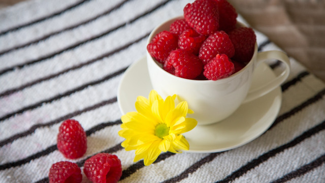 Raspberries yellow flower striped tablecloth free wallpaper for desktop - medium preview image