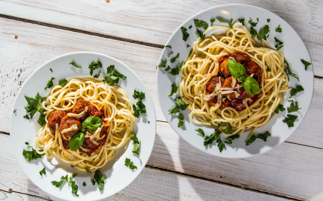 Spaghetti meat parsley wooden table free wallpaper for desktop - medium preview image