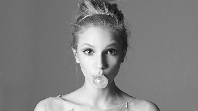 Woman bubble mouth bun black free wallpaper for desktop - medium preview image