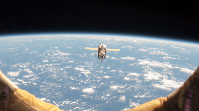 Earth space shuttle view sky free wallpaper for desktop - medium preview image