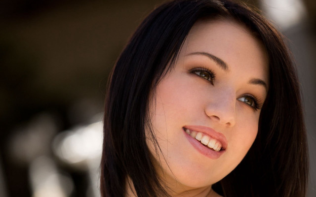 Smiling woman cellphone building portrait free wallpaper for desktop - medium preview image