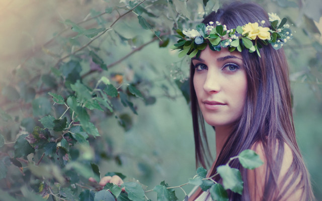 Flower wreath portrait outdoors blurry free wallpaper for desktop - medium preview image