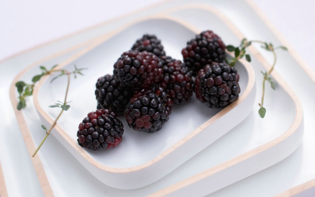 Blackberries plate fork leaf 3d free wallpaper for desktop - medium preview image