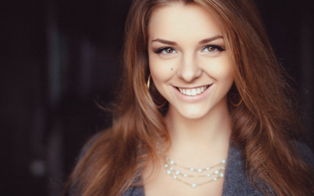 Woman long hair pearl necklace free wallpaper for desktop - medium preview image