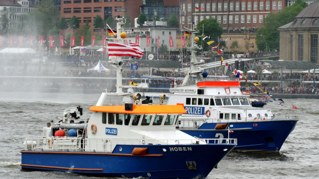 Boats water people city scenery free wallpaper for desktop - medium preview image