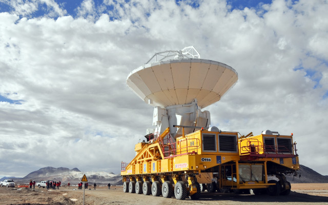 Large yellow truck desert space free wallpaper for desktop - medium preview image