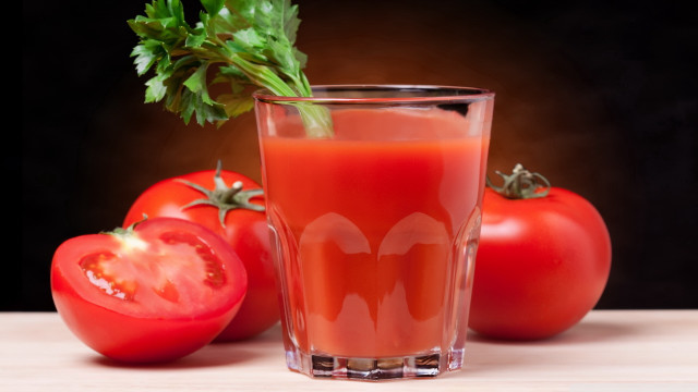 Tomato juice glass tomato slice free wallpaper for desktop - medium preview image