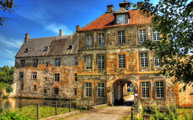 Stone clock tower bridge cityscape free wallpaper for desktop - medium preview image