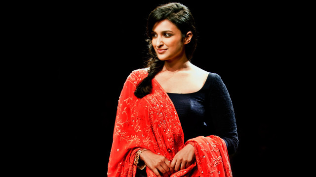 Woman red sari black background free wallpaper for desktop - medium preview image