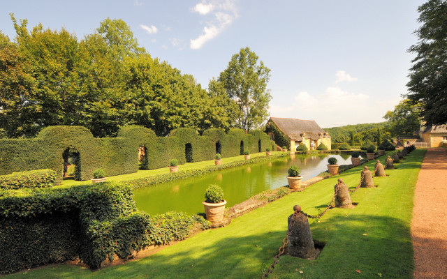 Garden pond house hedges path free wallpaper for desktop - medium preview image