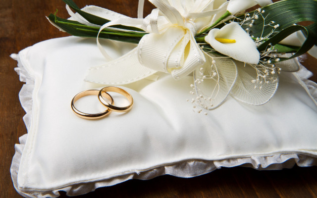 Wedding rings pillow flower bouquet free wallpaper for desktop - medium preview image