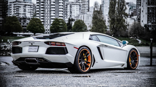 White sports car urban scene free wallpaper for desktop - medium preview image