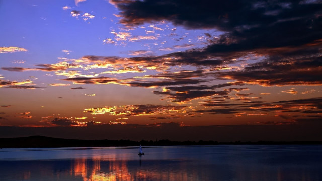 Sunset clouds reflection sailboat cityscape free wallpaper for desktop - medium preview image