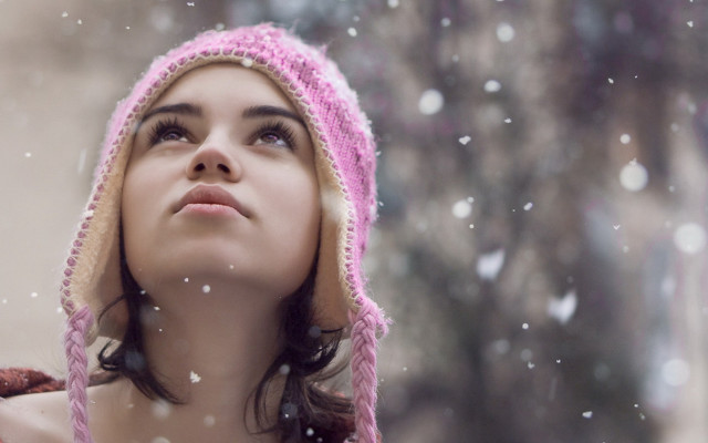 Woman pink hat snow blurry free wallpaper for desktop - medium preview image