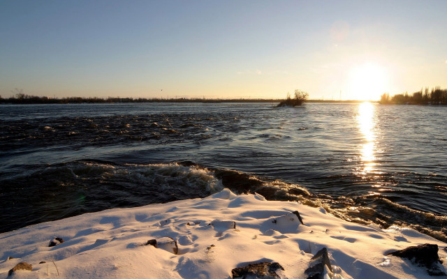Lake sunset boat mountains city free wallpaper for desktop - medium preview image
