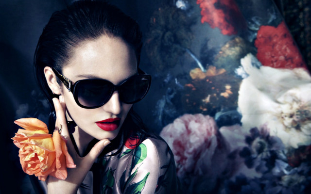 Woman sunglasses flower painting blurry free wallpaper for desktop - medium preview image