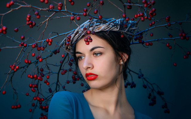 Woman crown berries branch portrait free wallpaper for desktop - medium preview image